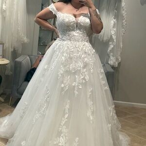 New! Essence of Australia Wedding Gown